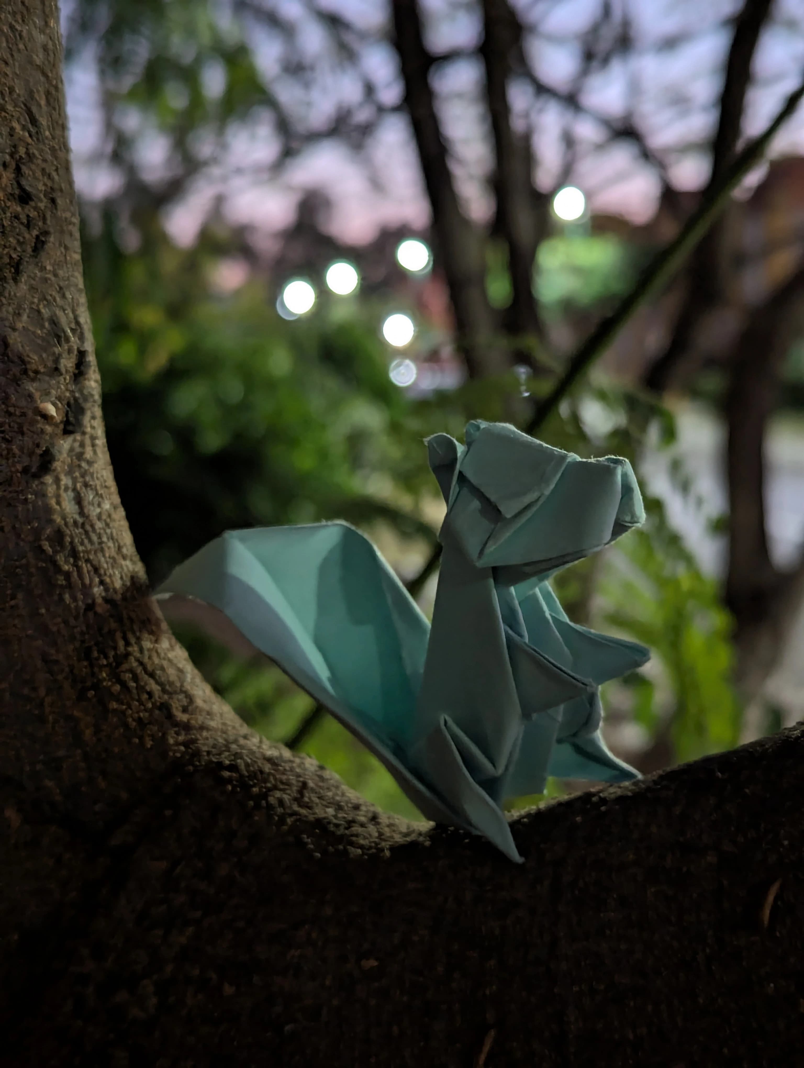 Ardilla: figura de papel, fotografiada de frente