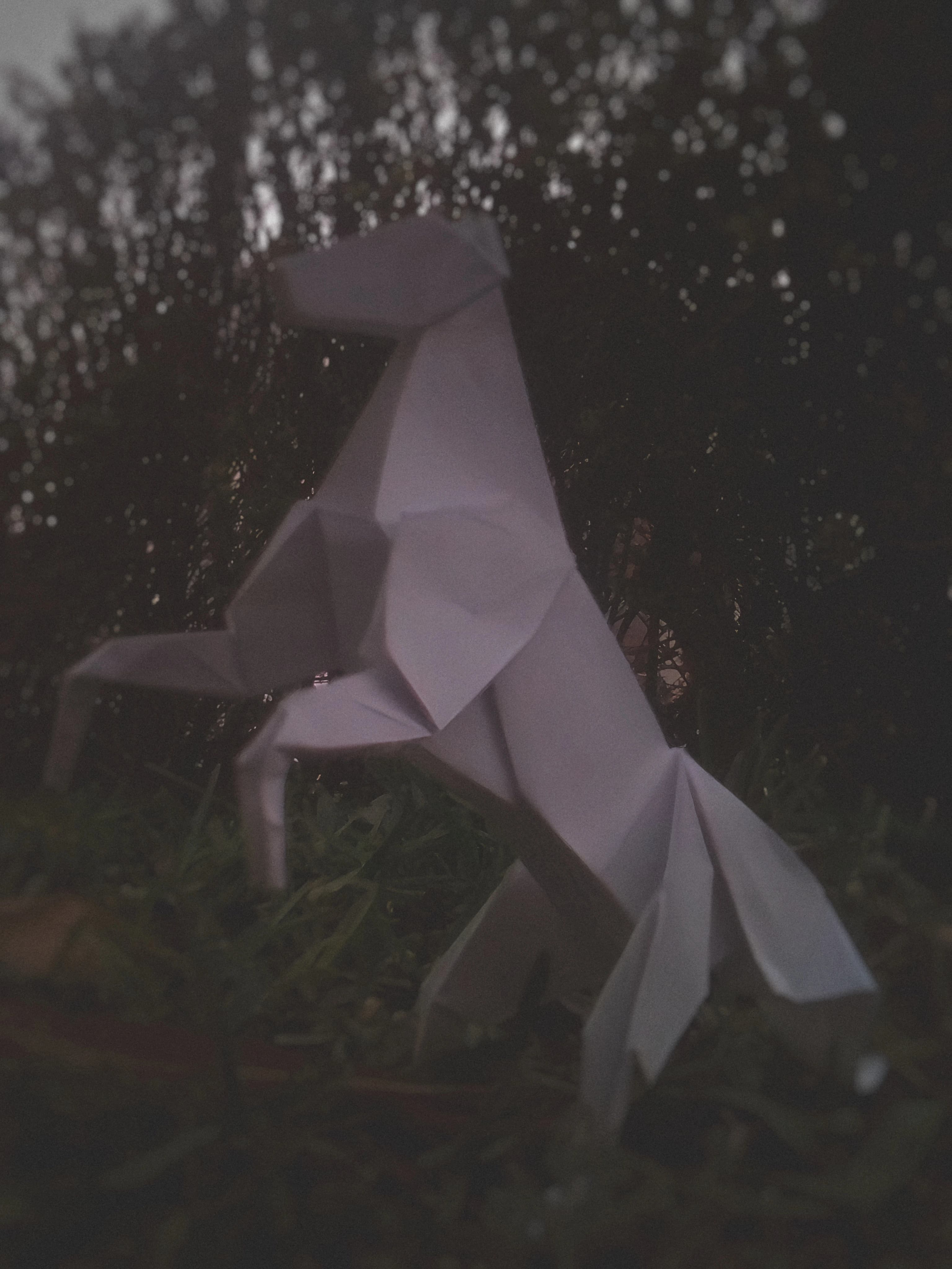 Caballo: figura de papel, fotografiada de frente