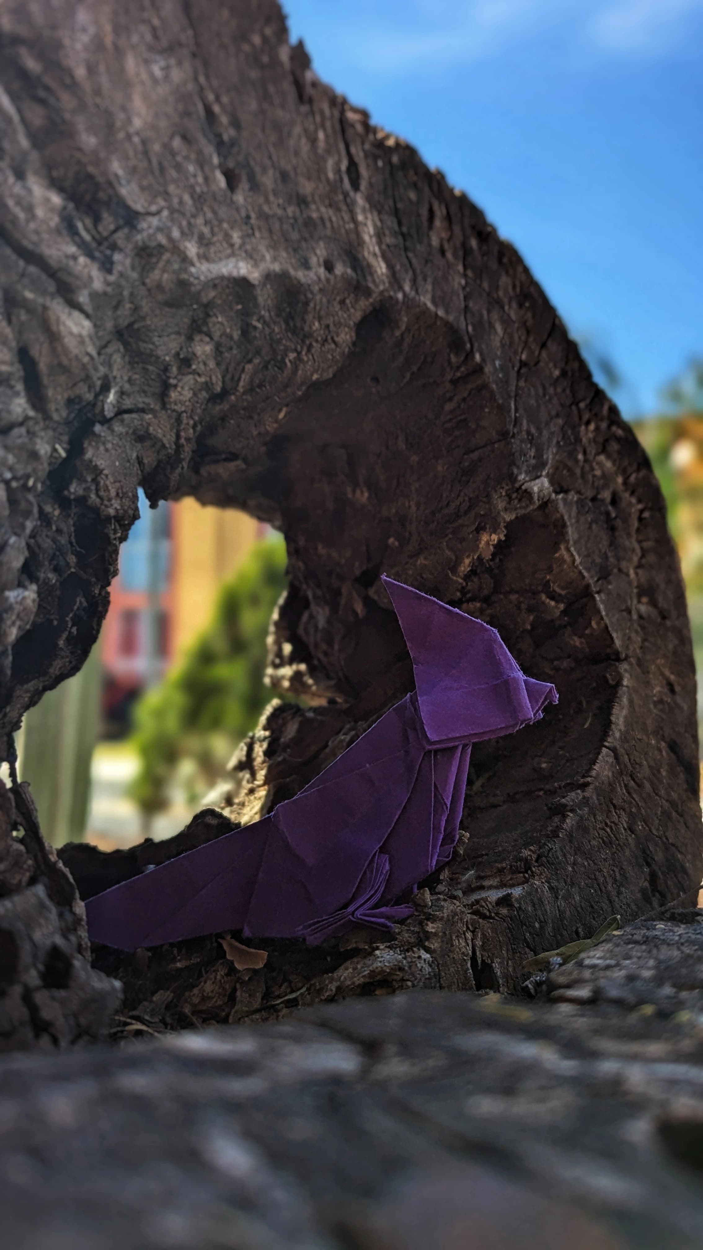 Cacatúa: figura de papel, fotografiada de frente